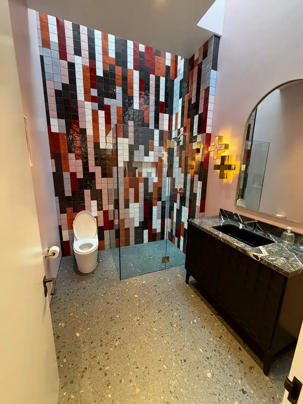 Lacw decorative concrete terrazzo−expose residential west−hollywood bathroom V 01.